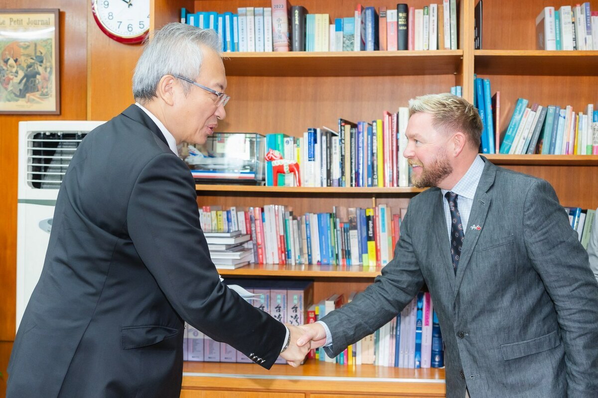 外交部政務次長吳志中(左)歡迎英國蘇格蘭議會友台事務跨黨派小組共同主席格林傑率團訪台。 圖：外交部／提供