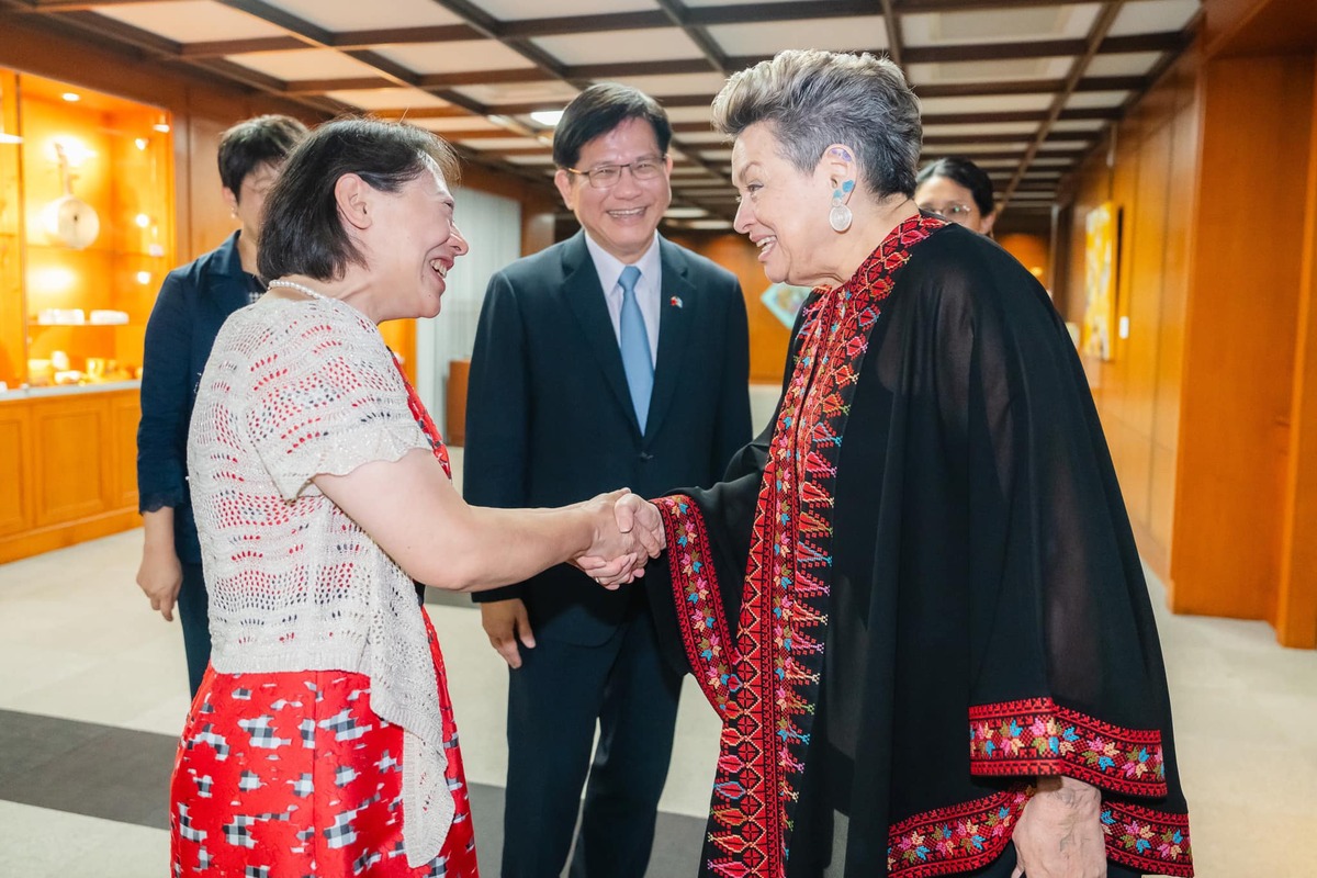 外交部長林佳龍偕同妻子廖婉如出席午宴，與瓜地馬拉第一夫人貝娜多相互分享推動社會公益的經驗。 圖：翻攝自林佳龍臉書