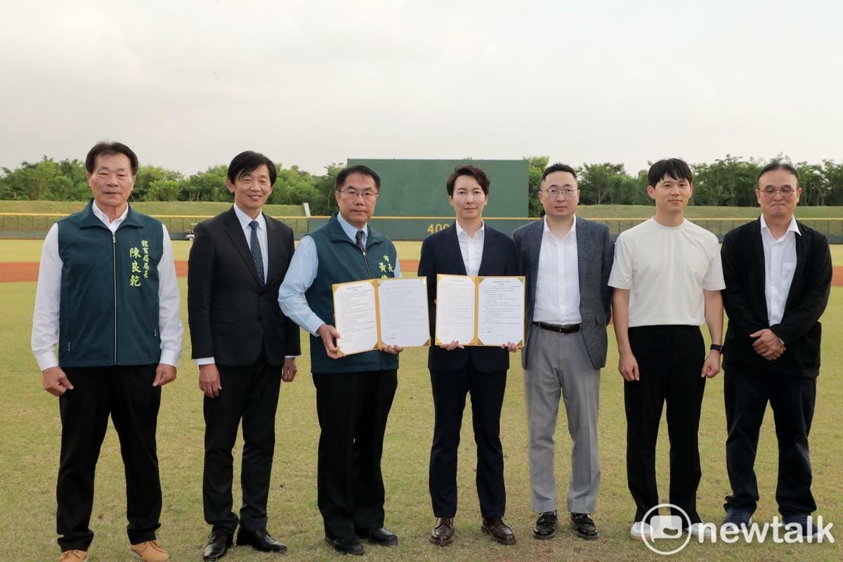 台南市長黃偉哲代表市府與韓國樂天巨人棒球隊簽署合作備忘錄，該隊將在2025年開始，在台南亞太國際棒球訓練中心進行春訓，並展開棒球春訓交流。這次合作為「台南亞太國際棒球訓練中心」首次接待國際職棒頂級球隊，也為台灣棒球產業及基層棒球運動的發展注入新動力。 圖：台南市政府提供