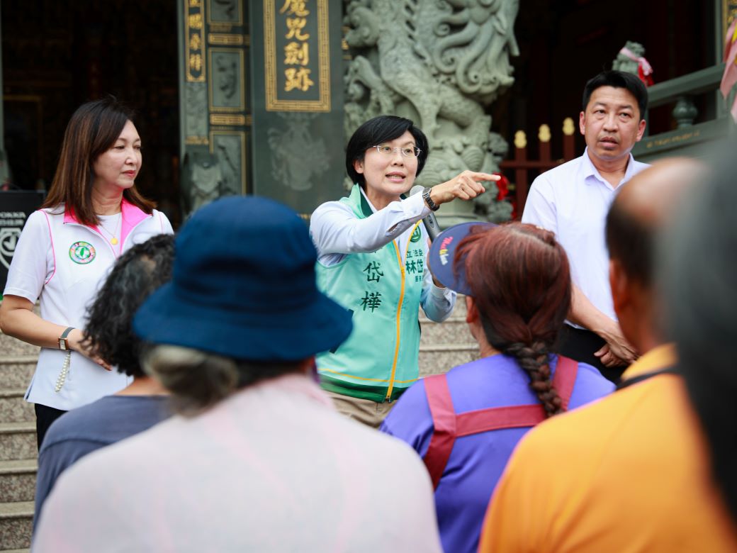 林岱樺(中)傾聽在地農民的心聲。 圖：林岱樺服務處／提供