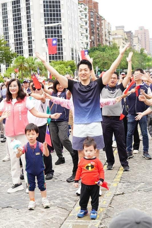 台北市長蔣萬安穿著短褲帶兩個兒子出席國慶活動，引發論戰。 圖：台北市政府／提供