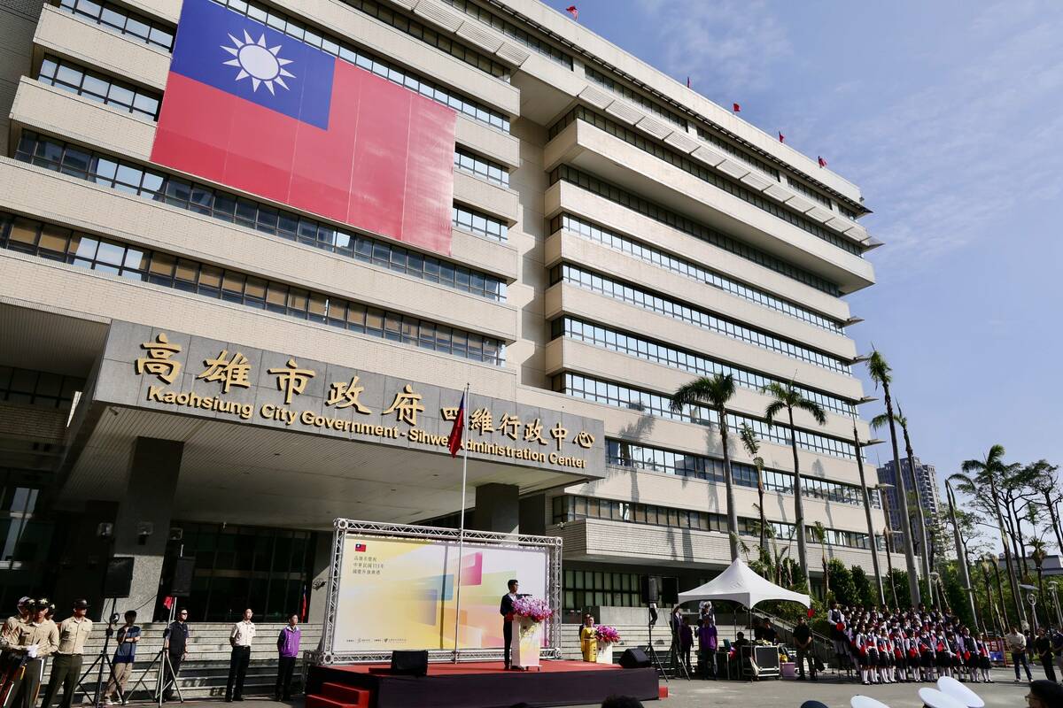 四維行政中心的巨型國旗是全台縣市中最大的一面。 圖：高雄市政府／提供