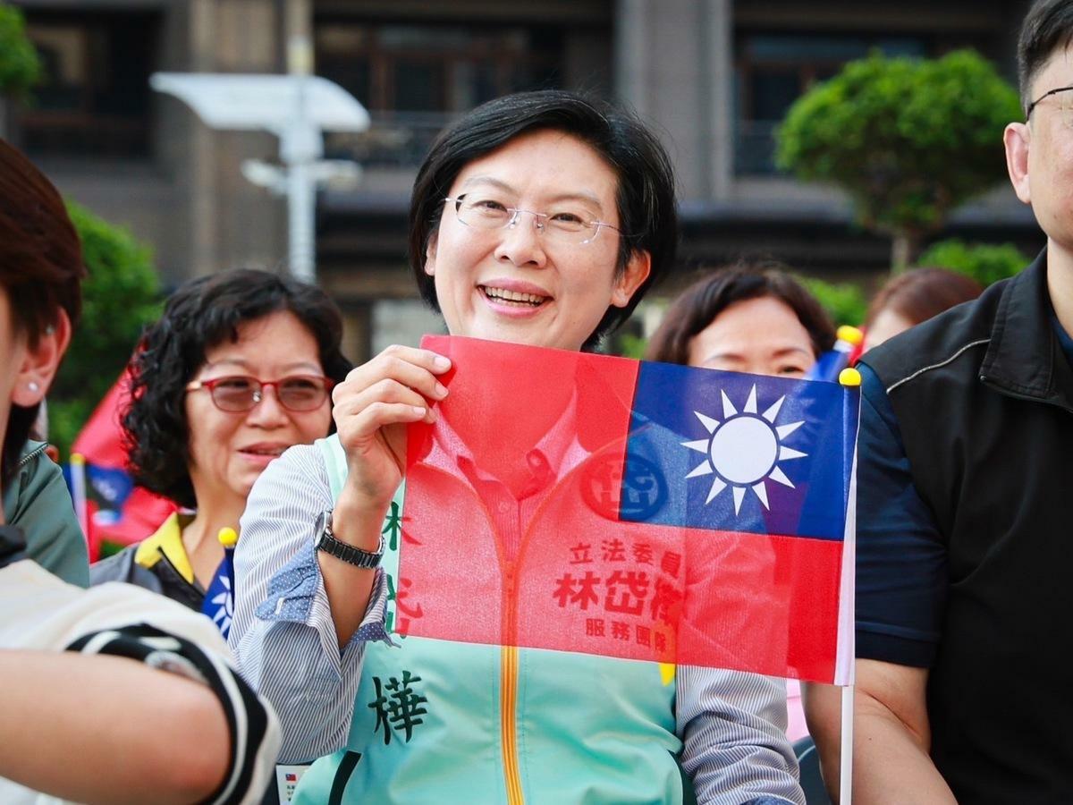 林岱樺參加高市府國慶升旗典禮秀出國旗。 圖：林岱樺服務處／提供