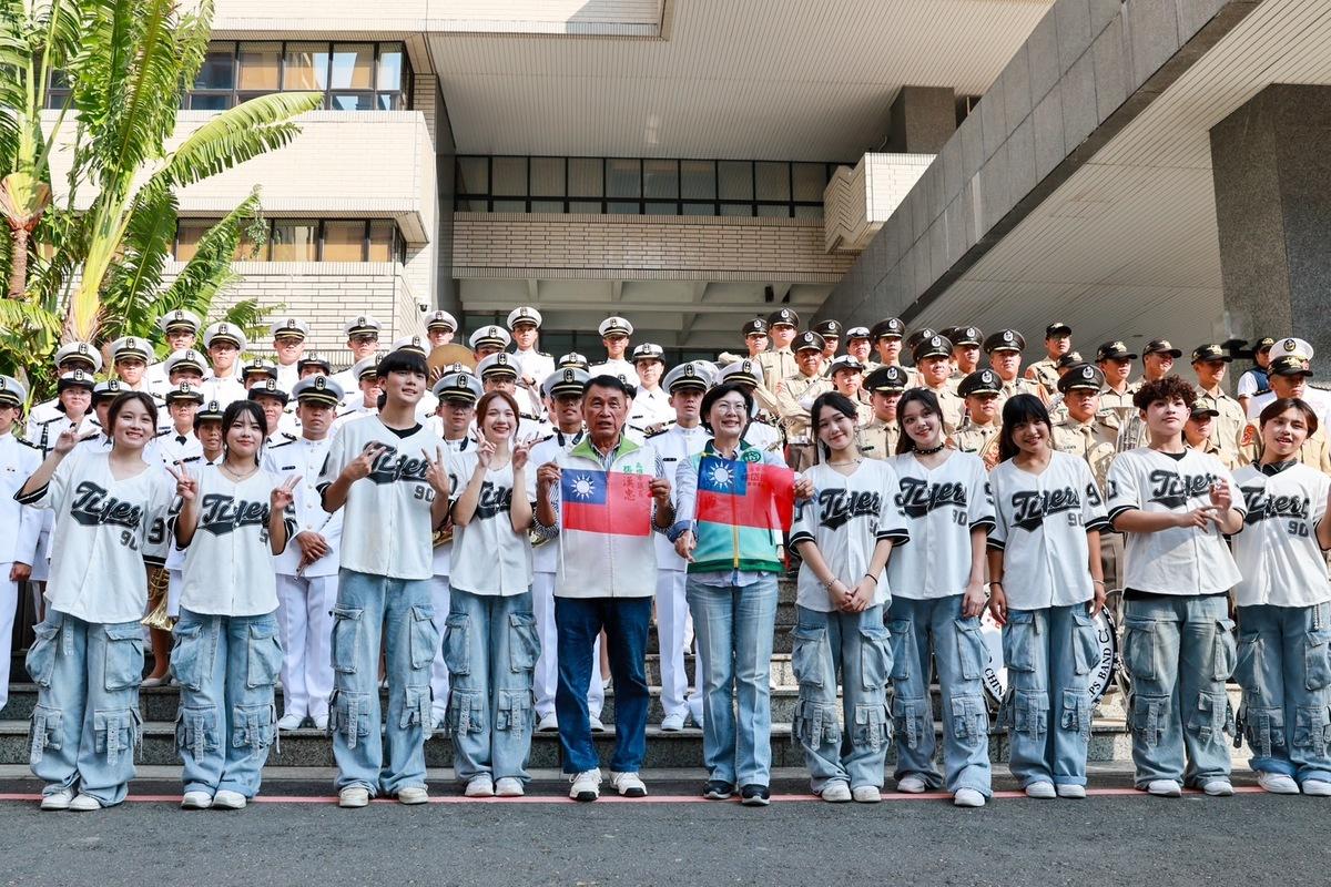 林岱樺(前排中)出席高市府國慶升旗典禮，批馬英九切割中國國民黨歷史。 圖：林岱樺服務處／提供