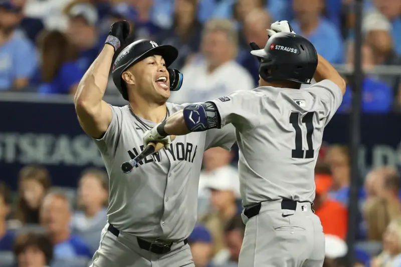 ▲MLB美聯分區系列賽G3，洋基今日靠著「怪力男」Giancarlo Stanton單場 3安猛打賞，包含個人在8局上一發超前比數的陽春砲，終場洋基以 3：2 擊敗皇家，系列賽 2：1 聽牌。 圖：達志影像／美聯社