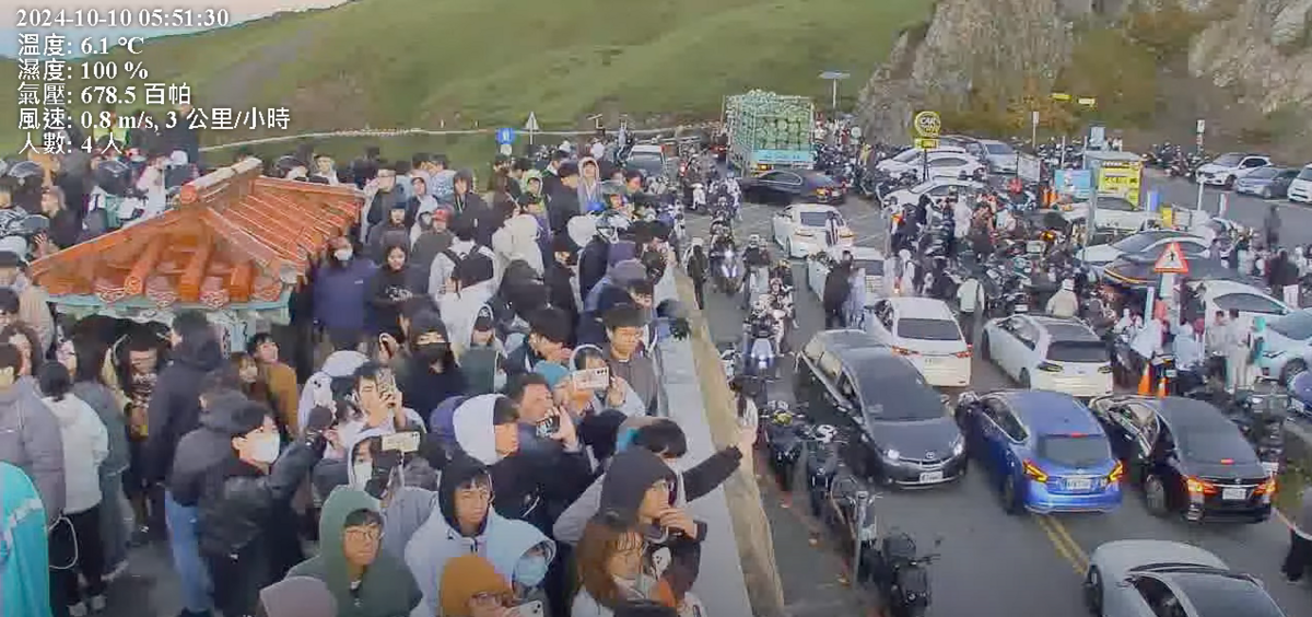 國慶日許多民眾選擇前往海拔3275公尺的合歡山武嶺亭欣賞日出。 圖：翻攝自台灣即時影像