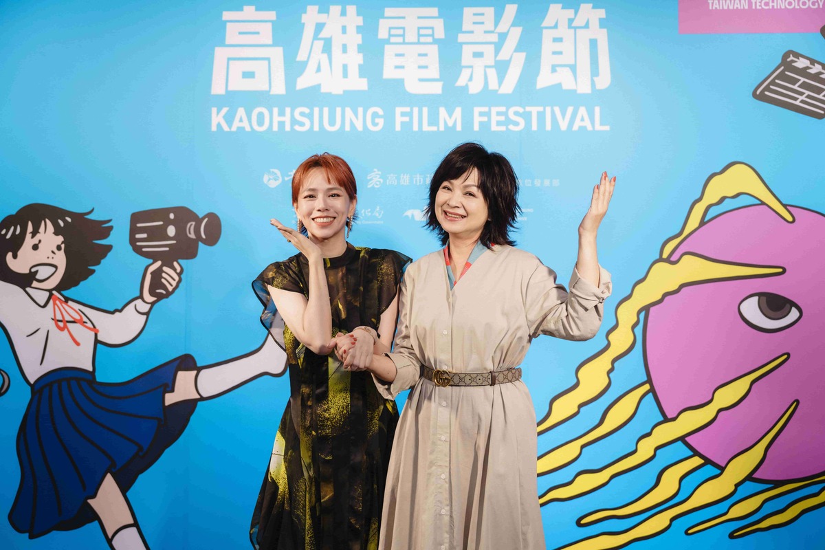楊貴媚(右)、夏于喬(左)在《小雁與吳愛麗》中有精彩的對手戲。 圖：高雄市文化局提供