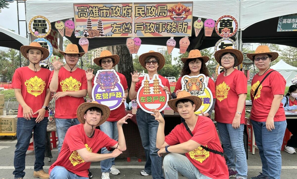 萬年季「冰淇淋疊疊樂 賞扭蛋 送好禮」擺攤活動。 圖：高雄市左營戶政事務所提供