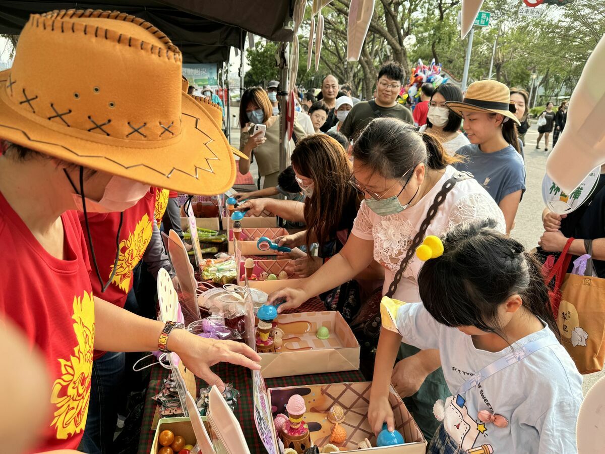 大小朋友一起挑戰「疊疊樂」遊戲。 圖：高雄市左營戶政事務所提供