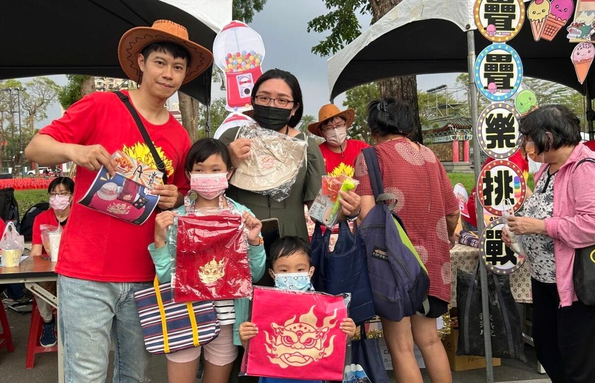 一家人玩「疊疊樂」抱走豐富獎品。 圖：高雄市左營戶政事務所提供