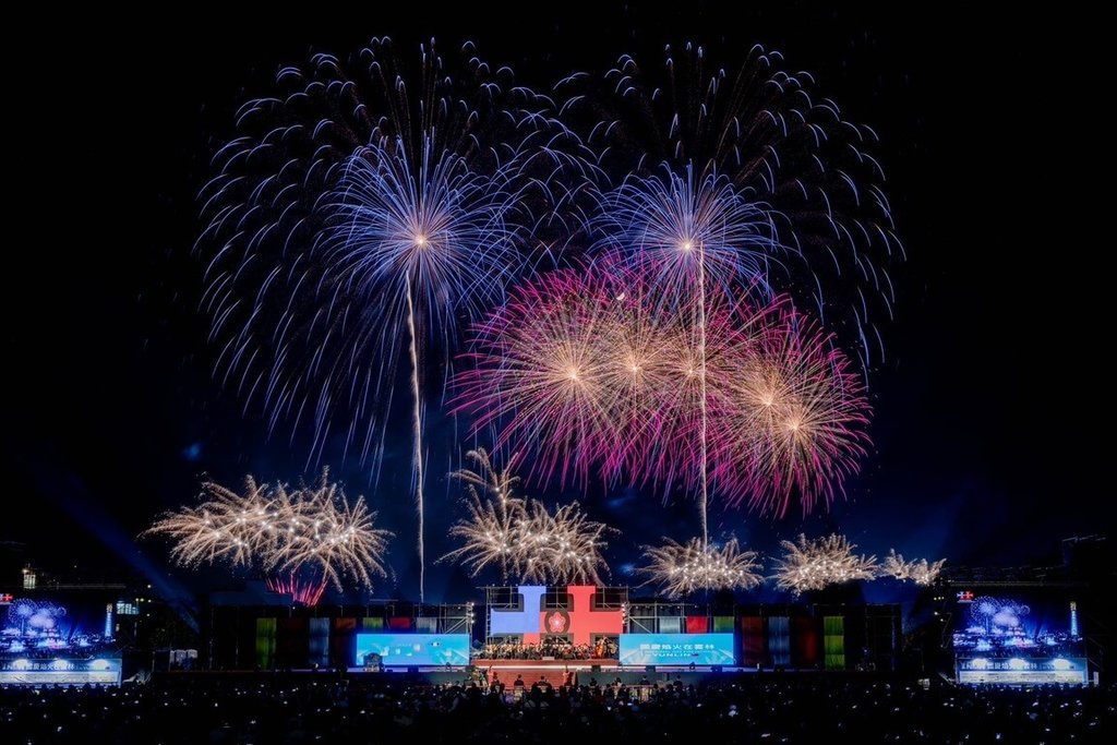 113年國慶焰火10日晚間在雲林虎尾高鐵特定區施放長達41分鐘，近3萬發焰火照亮夜空。 圖:雲林縣政府提供