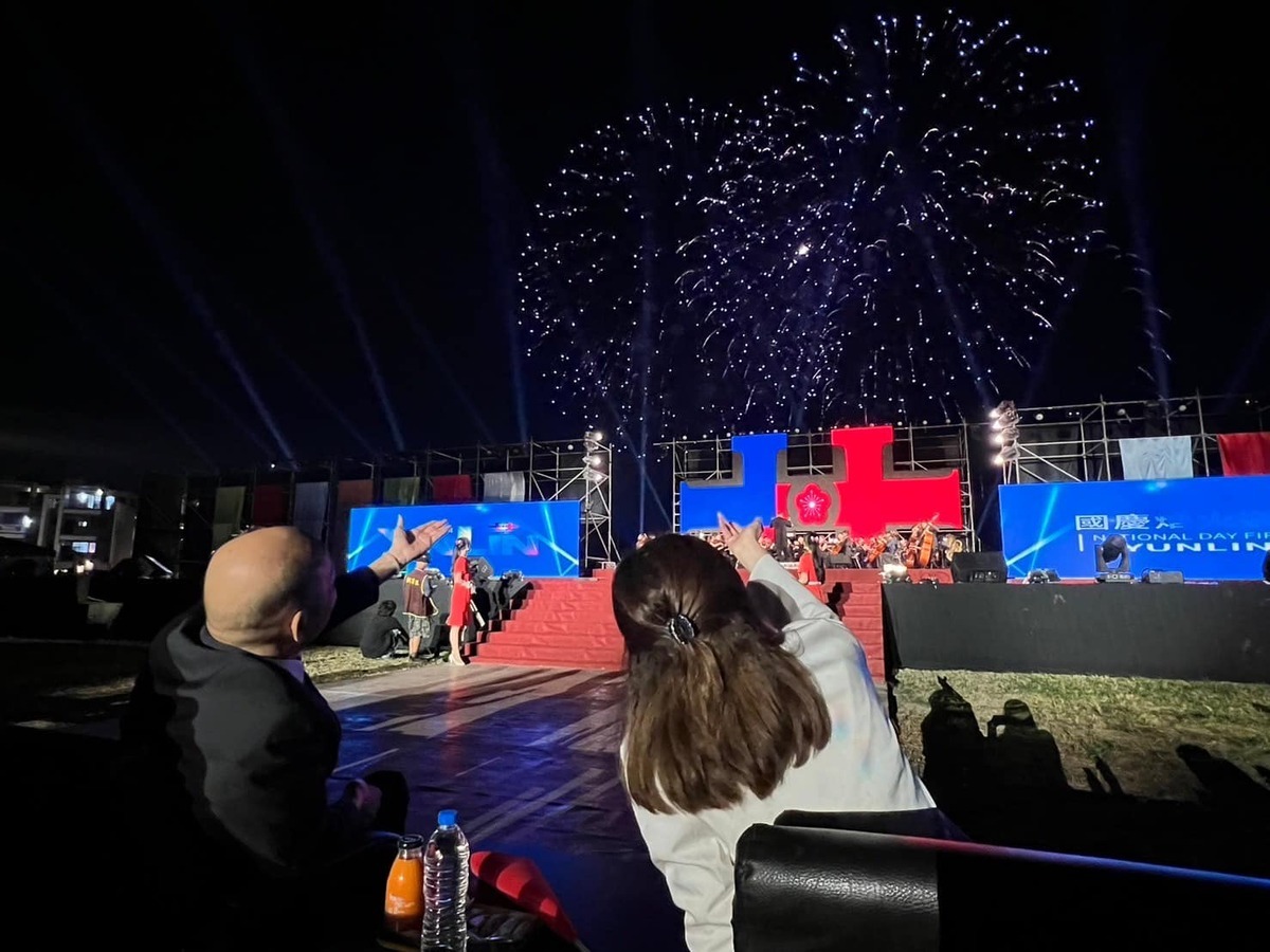 慶籌會主委韓國瑜和夫人李佳芬在雲林看國慶焰火。 圖：擷自韓國瑜臉書粉專