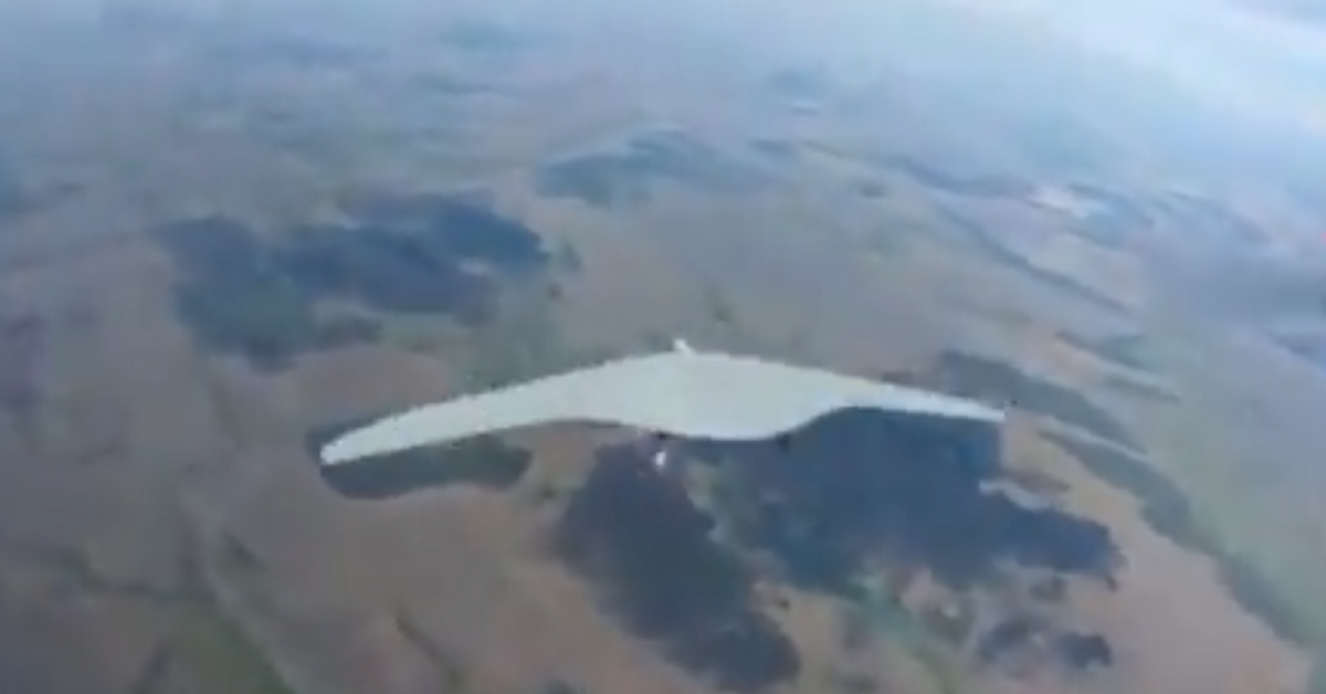 烏克蘭近日分享野黃蜂 FPV 無人機攔截俄軍無人機的影片。圖為被 FPV 無人機逼近的俄軍無人機。 圖：翻攝自 NOELREPORTS X 帳號