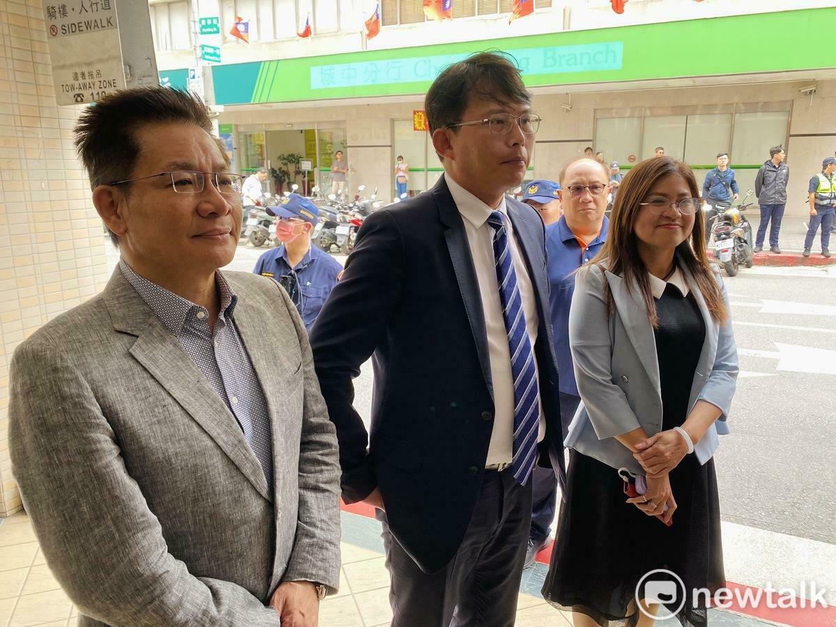 民眾黨團三長黃國昌（中）、吳春城（左）、麥玉珍（右）抵達點水樓。 圖：周煊惠 ／ 攝