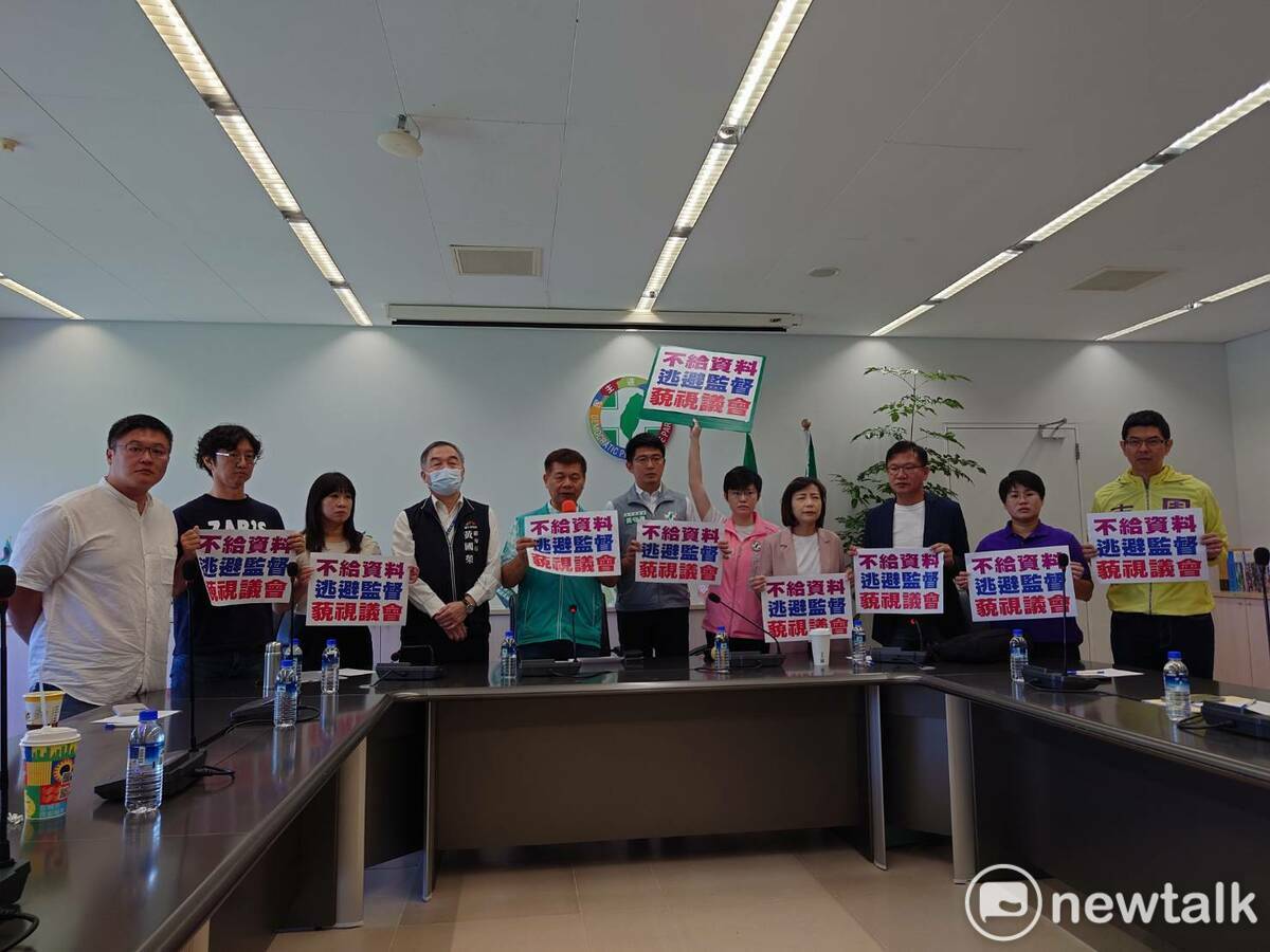 民進黨團舉行記者會指中市府逃避監督。 圖：唐復年/攝