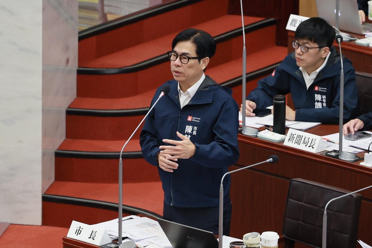 陳其邁(左)於議會進行施政報告與質詢。 圖：高雄市政府提供