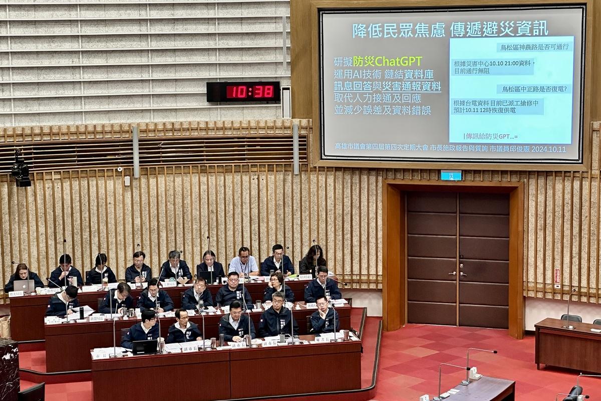 陳其邁針對議員質詢建置災情通報與查詢系統提出說明。 圖：高雄市政府提供