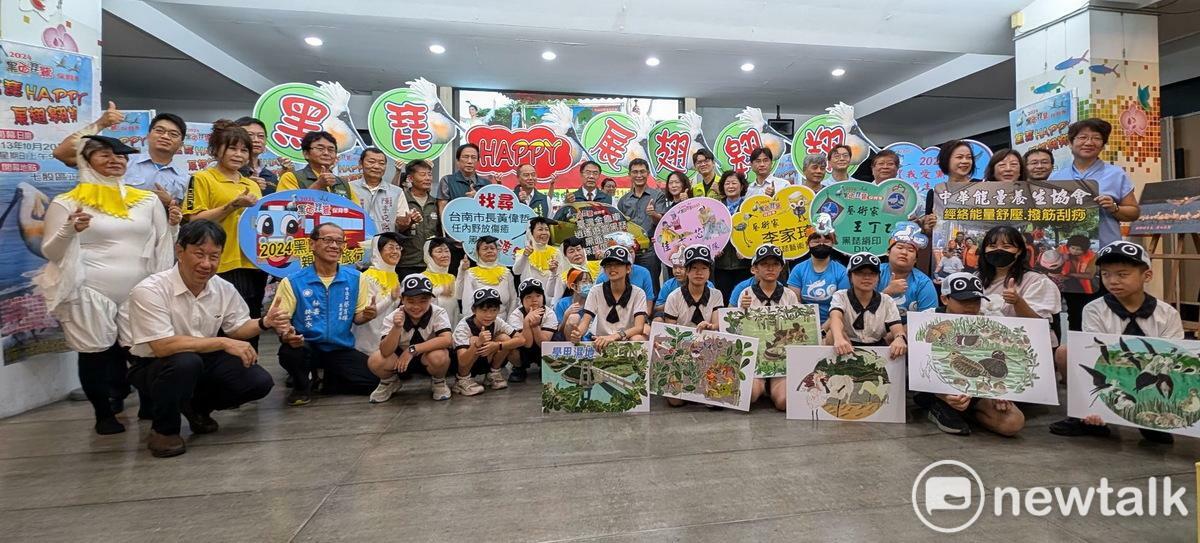 「黑琵HAPPY、展翅翱翔」黑面琵鷺保育季系列活動，訂於10月20日在七股區正王府揭開序幕，主辦單位今日舉行記者會，台南市長黃偉哲邀請各地民眾來台南觀賞黑琵和各種冬候鳥，體驗豐富多元的生態旅遊，順道大飽口福，品嘗新鮮美味的海產小吃及地方美食。 圖：黃博郎／攝