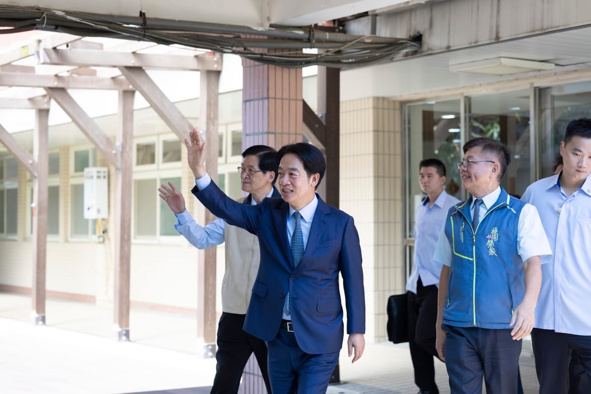 總統賴清德前往桃園榮譽國民之家探望榮民。 圖：總統府提供