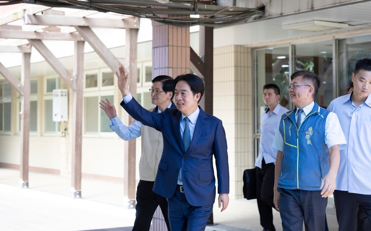 賴清德赴桃園榮家參觀寒暄 下令退輔會照顧榮民