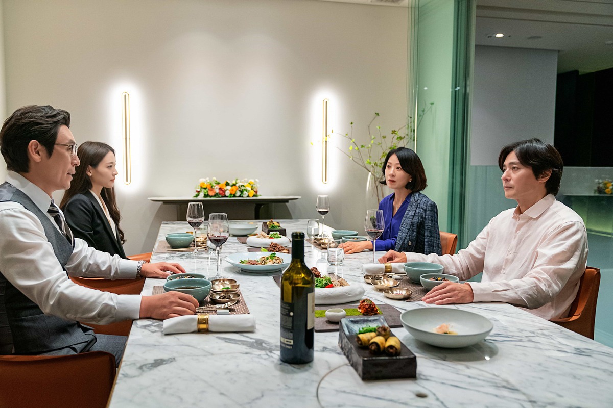 《非普通家族》集結韓國影帝影后同台飆戲，左起薛景求、秀賢、金喜愛、張東健。 圖：網銀國際影視／提供