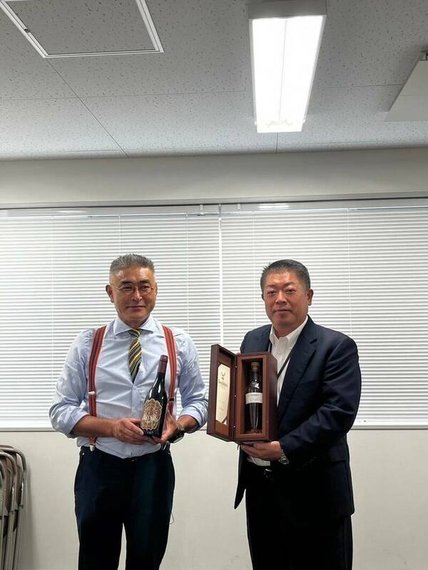 后里「樹生酒莊」創辦人洪吉倍與高雄餐旅大學老師陳千浩，本月10日遠赴日本新潟縣「岩の原葡萄園」，此行受到園主遠藤正義親自接待，並引起日本媒體的關注。 圖：高餐大／提供