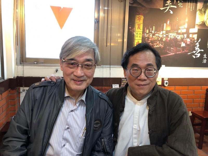 名嘴張友驊過世，媒體人陳琴富在臉書Po合照發文緬懷。 圖：翻攝陳琴富臉書