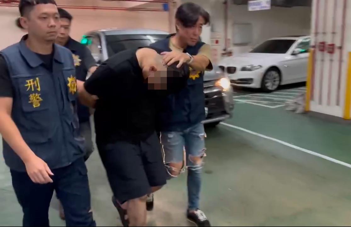 蔡嫌(中)被押回分局偵訊。 圖：高市警三民第一分局提供