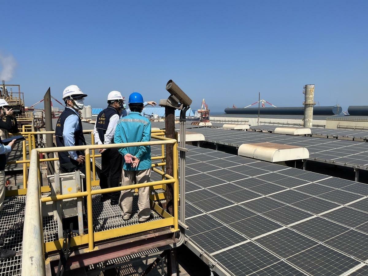 經發張局張峯源到中龍鋼鐵廠區了解太陽光電設置情形。 圖：台中市政府/提供