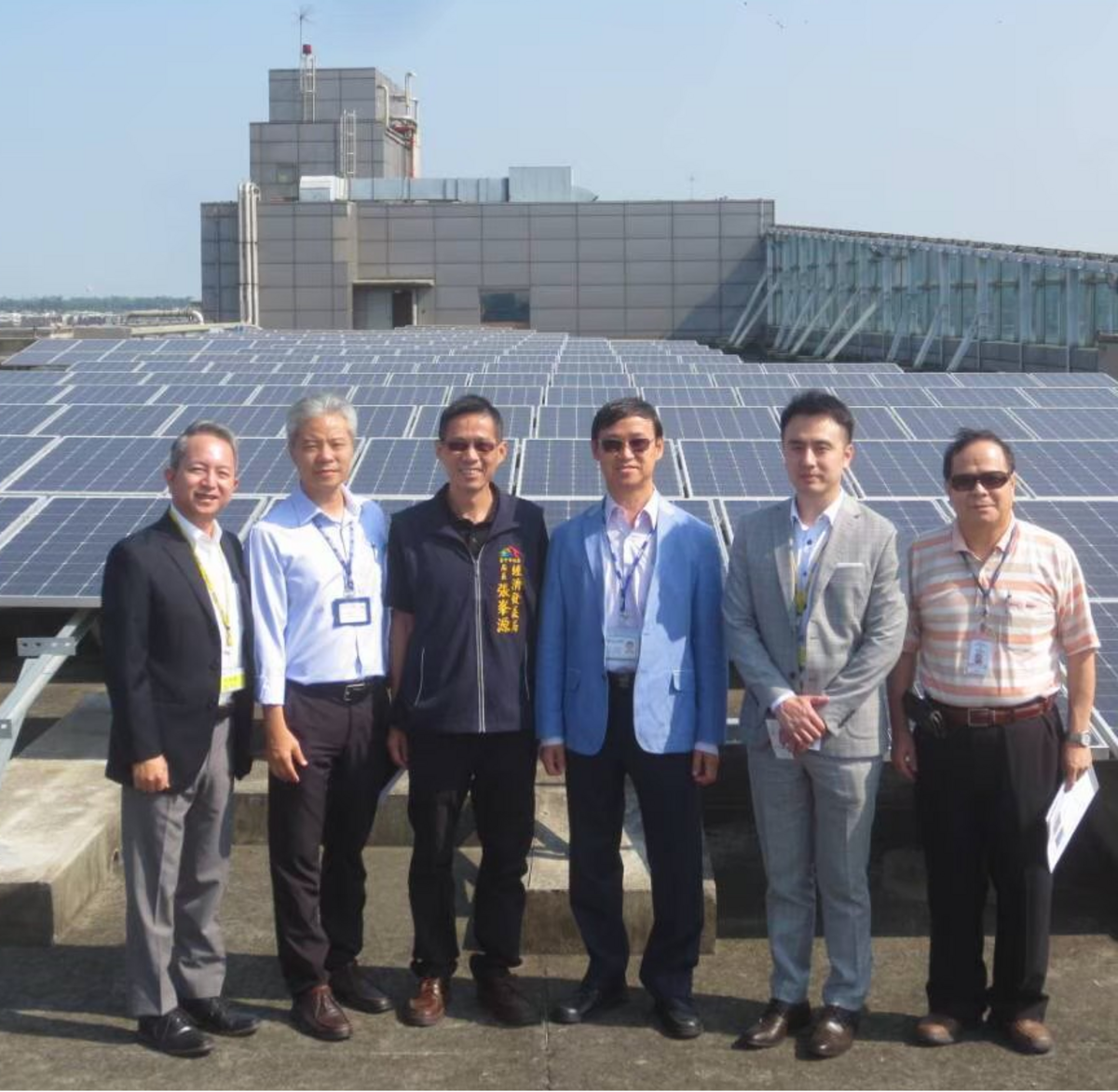 經發局長張峯源到矽品精密參觀太陽光電設置情形。 圖：台中市政府/提供
