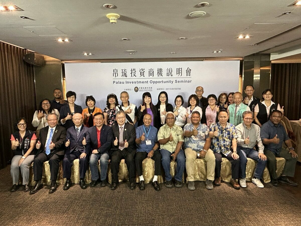 帛琉共和國國務部長艾古斯（Gustav N. Aitaro）（前排右四）率團出席帛琉投資商機說明會與中部地區產業界代表合影。 圖：外交部 提供