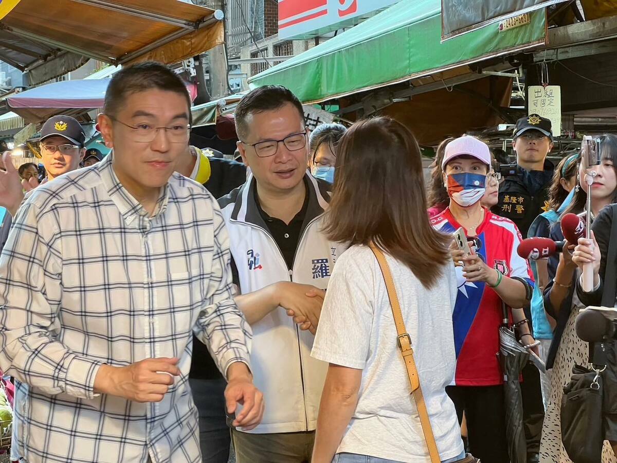 國民黨總動員，立委羅智強現身反罷免掃街助陣。 圖：翻攝自臉書 /羅智強