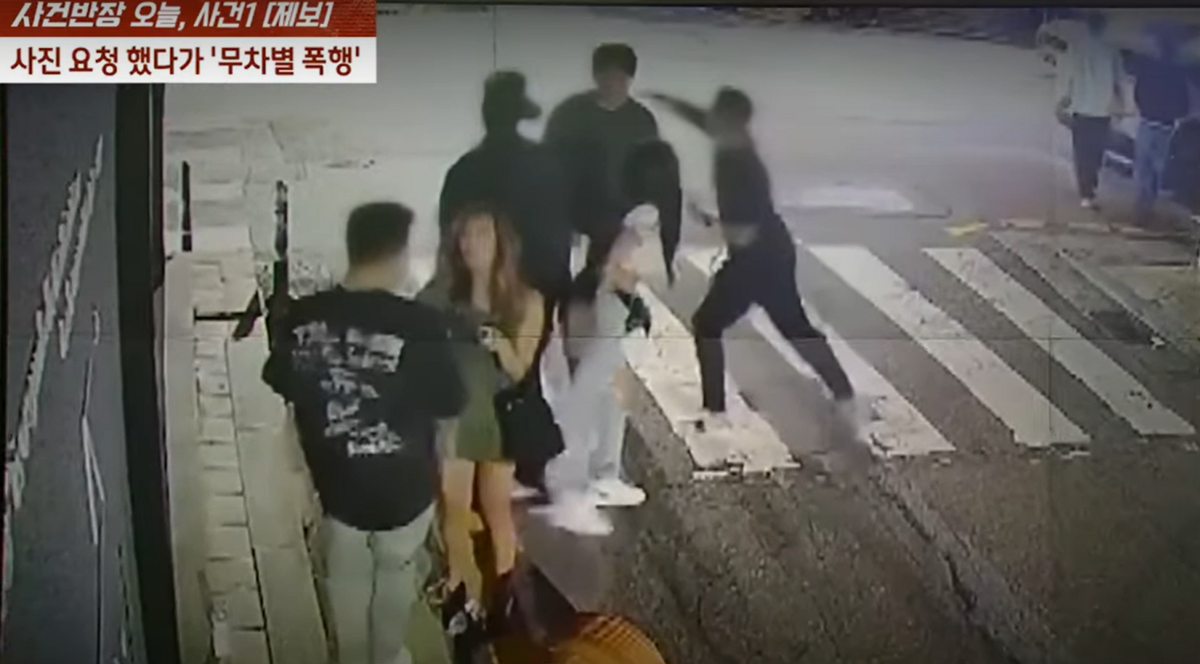 一名18歲男粉絲在首爾遇見韓國歌手Jessi，請求合照被拒後，遭Jessi同行者挑釁並被不明男子毆打。 圖：翻攝自JTBC News
