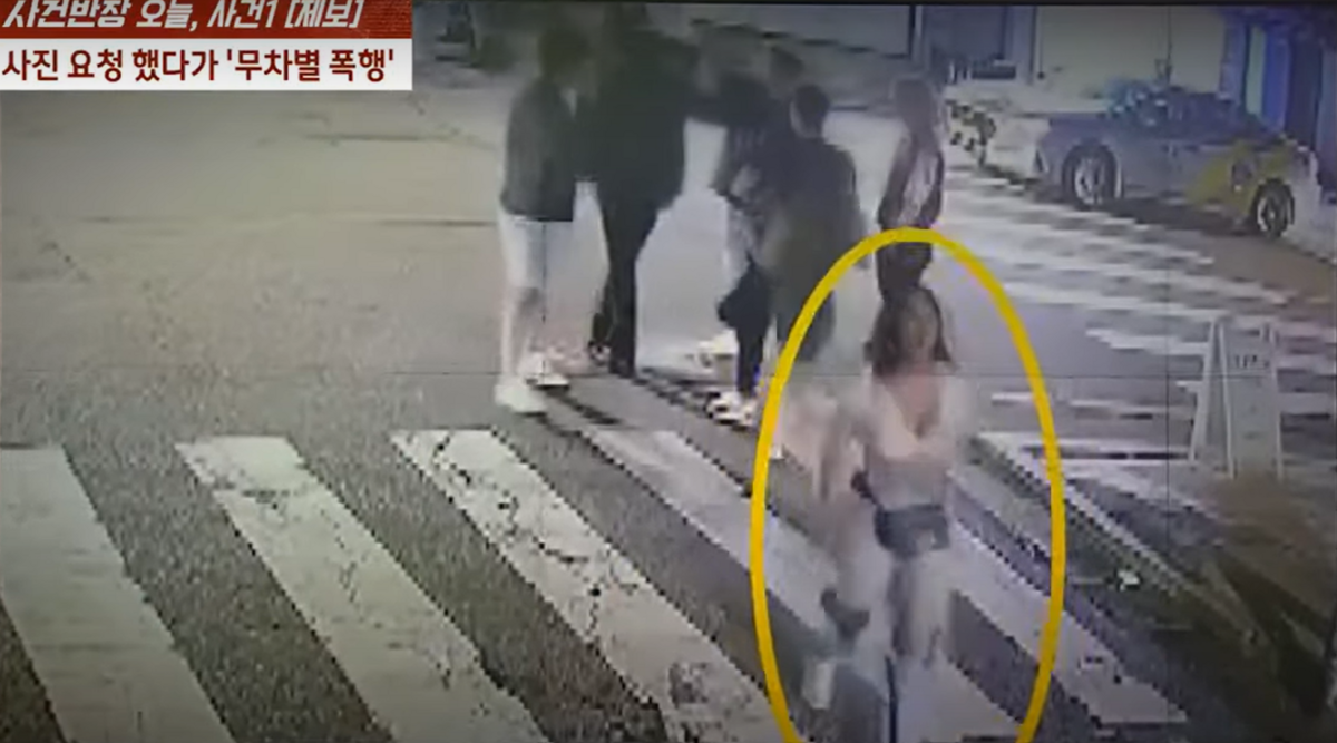 名18歲男粉絲在首爾遇見韓國歌手Jessi，請求合照被拒後，遭同行者挑釁並被不明男子毆打。受害者報警，但Jessi與施暴者已離開 圖：翻攝自JTBC News