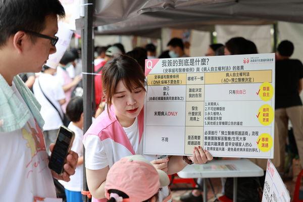 自今年4月推出「健保卡線上簽署管道」後，20至29歲年輕族群的簽署意願呈現上升趨勢，顯示安寧觀念正逐漸深入各年齡層。 圖：器捐病主中心／提供