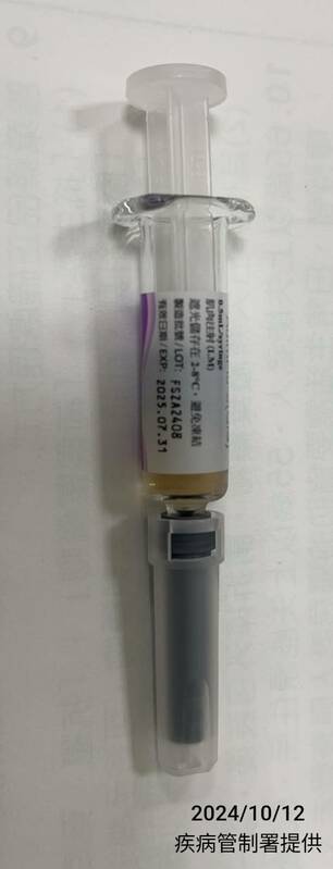 疾管署12日接獲基隆市衛生局通報，七堵區衛生所發現1劑國光流感疫苗外觀變色。 圖：疾管署／提供