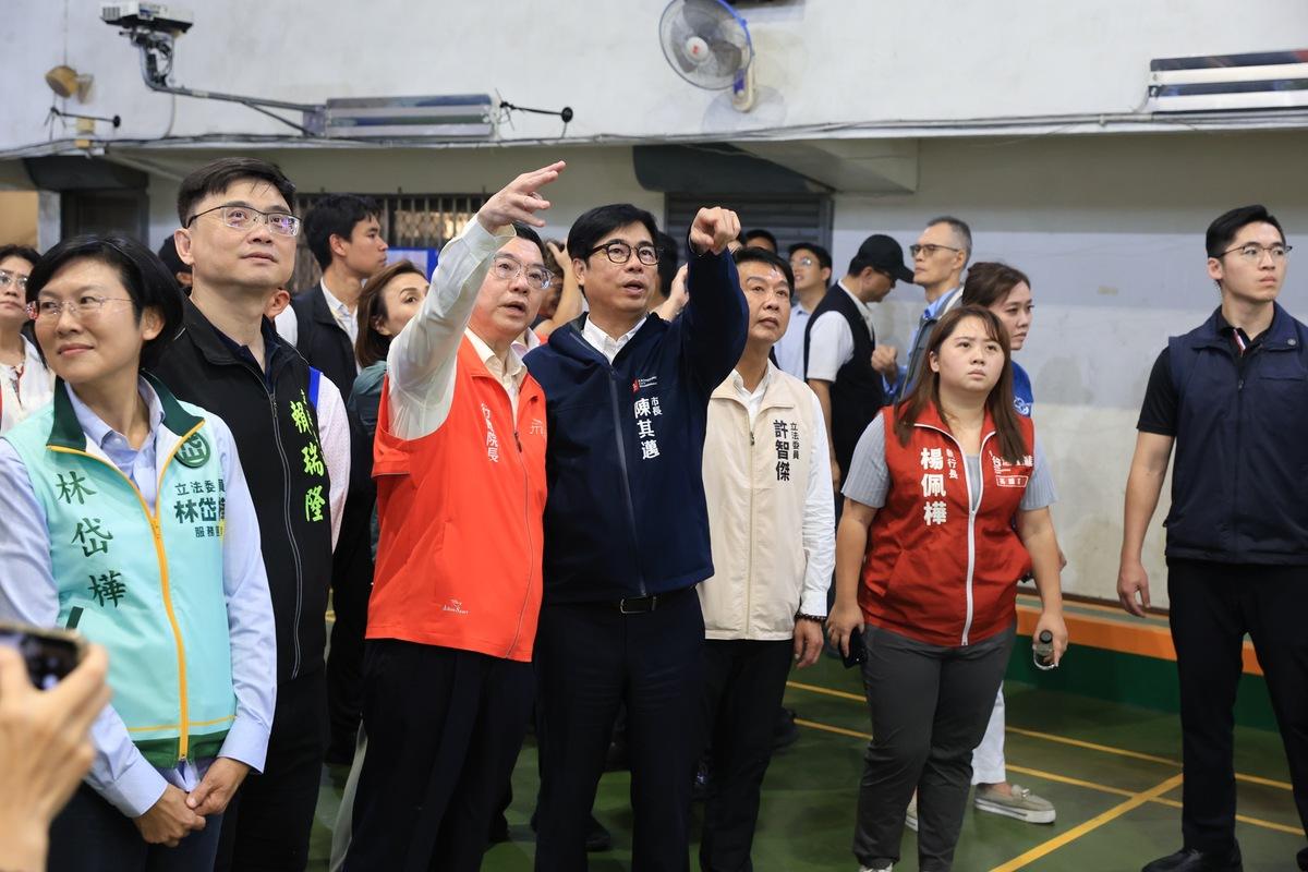 陳其邁(左四)陪同卓榮泰(左三)視察典寶溪芋寮滯洪池工程。 圖:高雄市政府提供