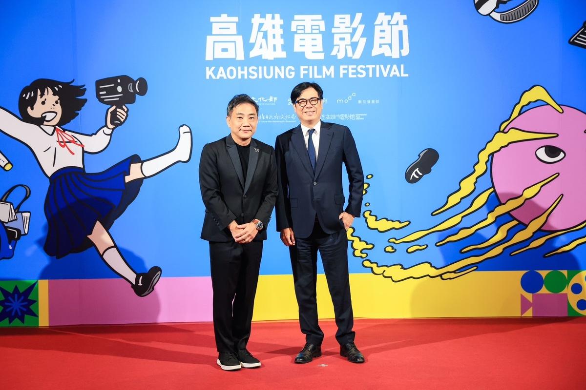 陳其邁(右)與導演蕭雅全(左)壓軸齊走星光大道。 圖：高雄市政府提供