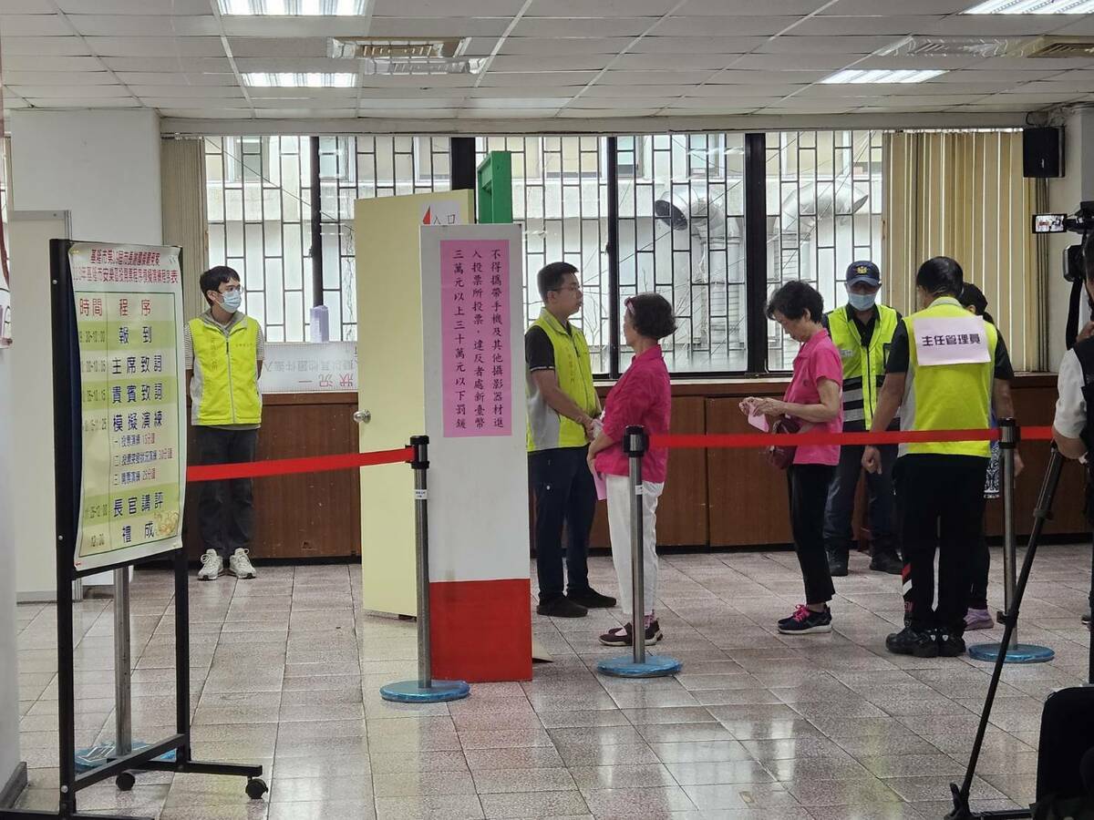 日前基隆市選舉委員會辦理罷免案投開票程序模擬演練，確保選務順利進行。 圖/中選會