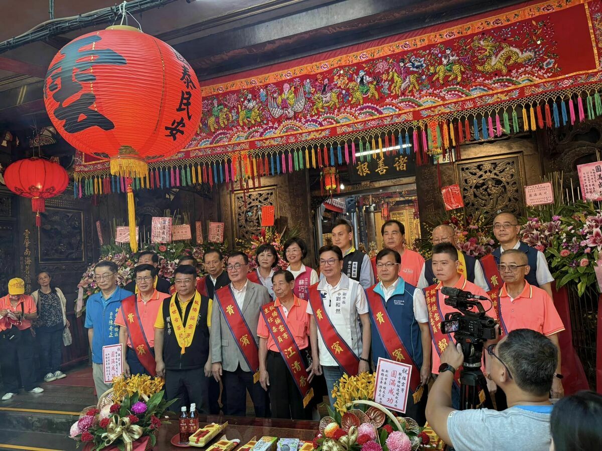 新北市副市長劉和然（前排右4）、台北市副市長李四川（前排左4）、民進黨立委蘇巧慧（後排右5）今天都出席板橋接雲寺熱境活動，三人都是2026新北市長熱門人選。 圖：翻攝議員周勝考臉書