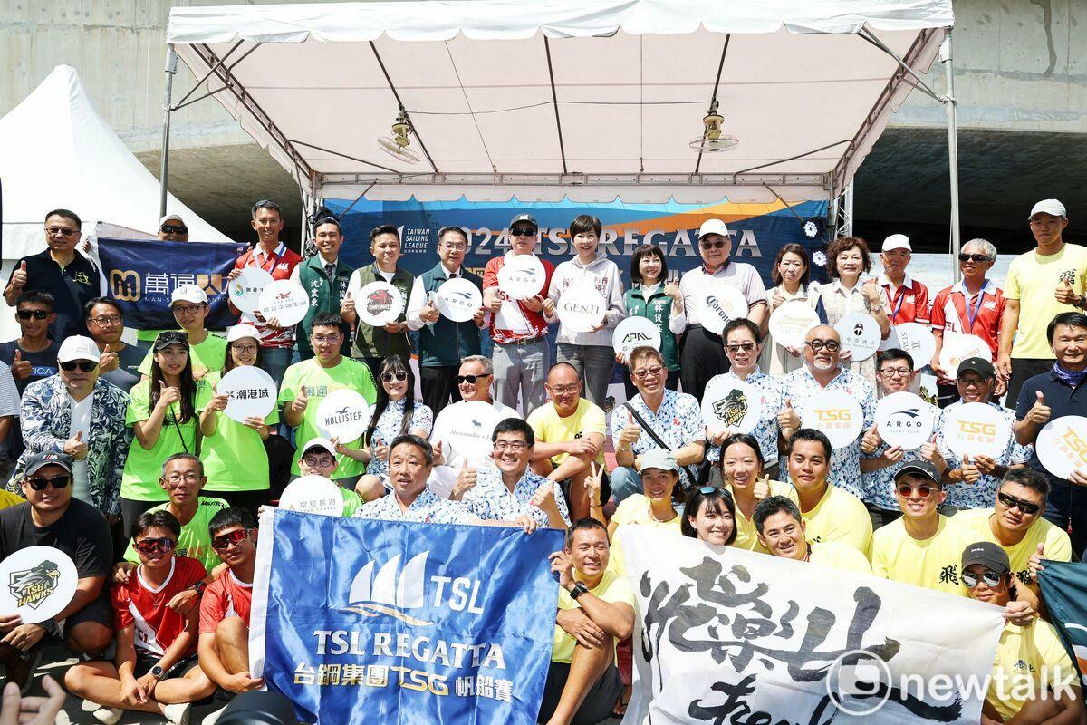 「2024 TSL台鋼集團TSG帆船賽」經過4天的激烈競逐和驚險克服惡劣海象，比賽結果出爐，IRC總成績冠軍由大立海洋帆船隊奪下，獲得100萬元的最高獎金。今日在亞果台南安平遊艇城舉行頒獎典禮，台南市黃偉哲等人到場共襄盛舉，場面熱烈。 圖：黃博郎／攝