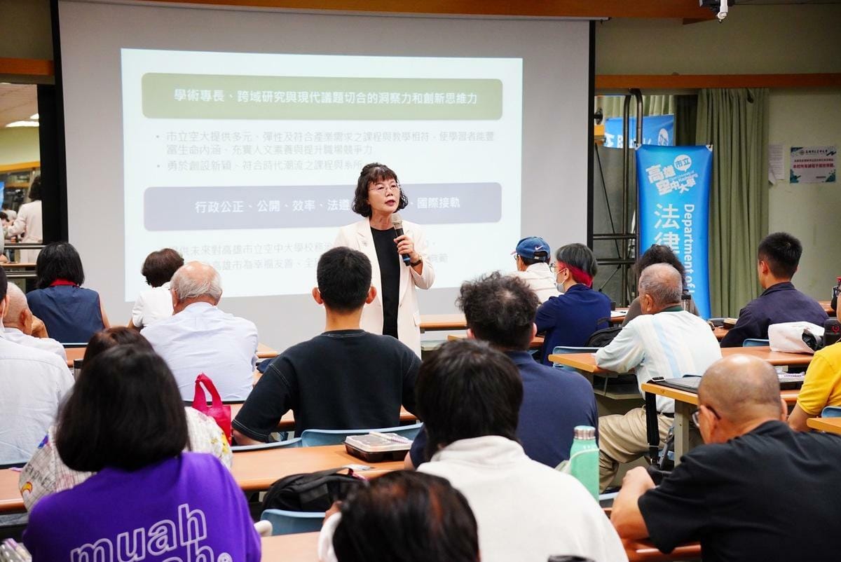陳月端(中)以「法律人的社會責任」為題進行專題演講。 圖：高雄市立空中大學提供