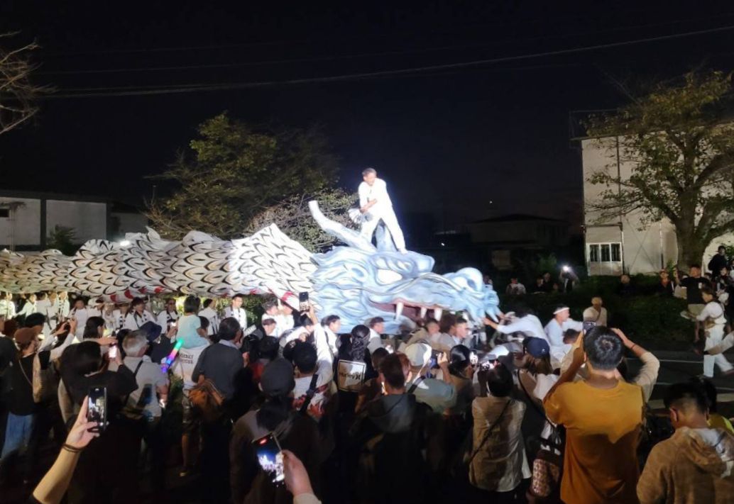 菊池人民每年都會舉辦「白龍祭」重現這段傳說，全長50公尺、重約50公斤的巨型白龍在街道遊行，震撼力十足的慶典，吸引許多旅客造訪，也帶動了周邊的經濟效益。 圖：台南東區公所提供