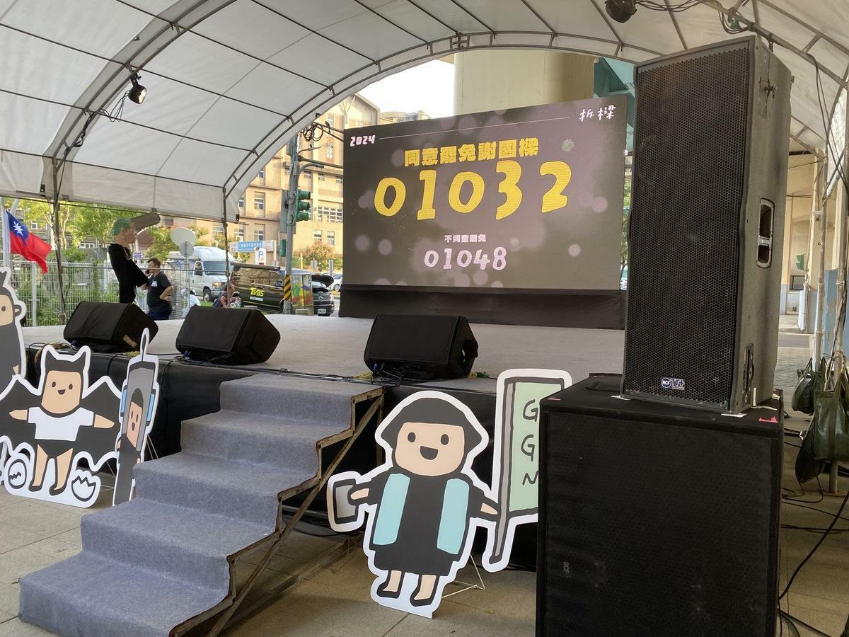 基隆市長謝國樑罷免案稍早投票結束，已開始進行開票，民團「山海公民拆樑行動」晚間於光一路橋下舉行開票活動。 圖：周煊惠 / 攝