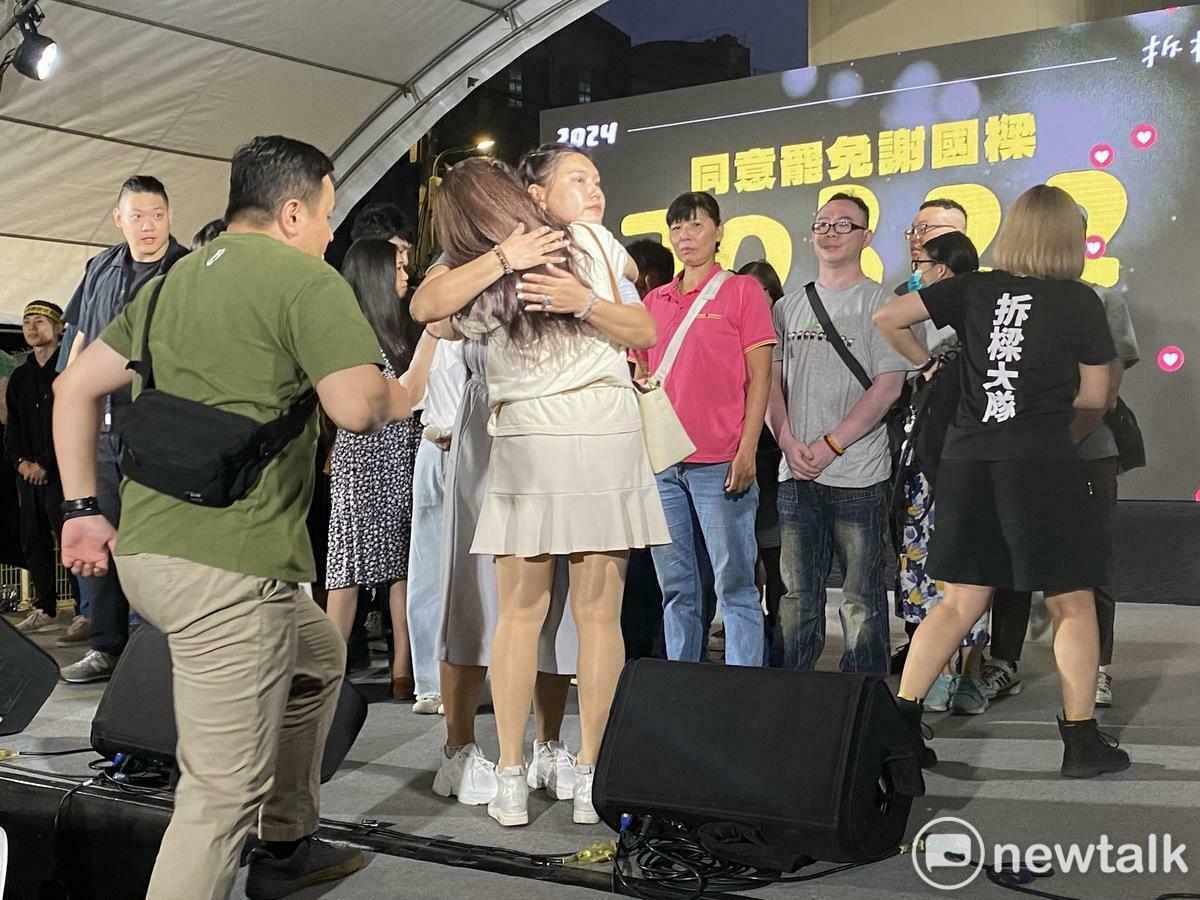 「山海公民拆樑行動」於光一路橋下舉行開票活動，基隆市長謝國樑罷免案宣布失敗，現場志工忍不住落淚。 圖：周煊惠 ／ 攝