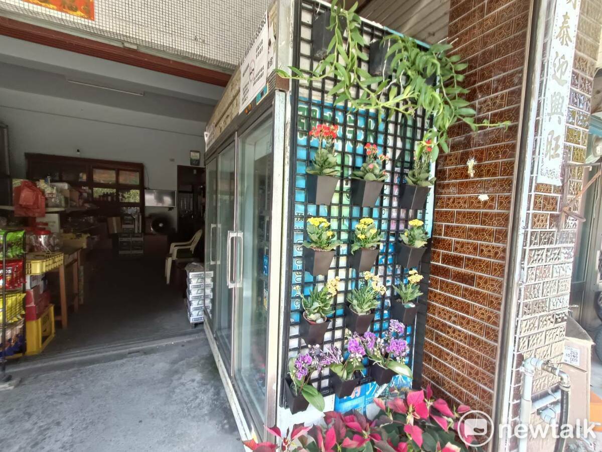 老店家配合活動加強店面綠化。 圖：唐復年/攝