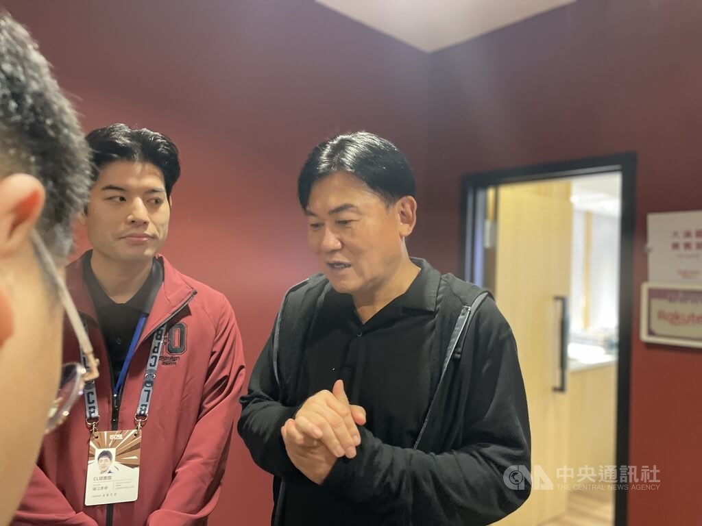中職季後挑戰賽樂天桃猿13日回主場迎戰統一7-ELEVEn獅隊，日本樂天集團創辦人三木谷浩史（右）到場觀賽，關於近年傳聞，他說：「沒有轉賣想法」，相信樂天桃猿會成台灣棒球發展重要一份子。 圖:中央社提供
