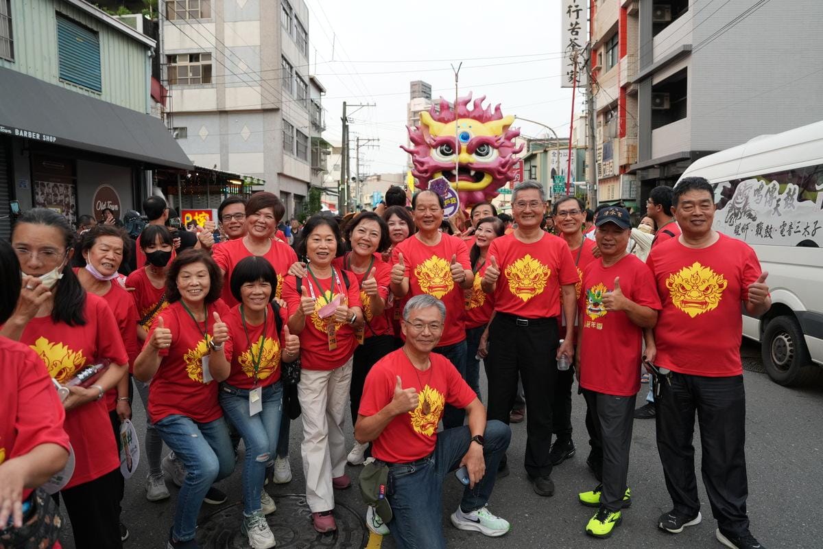 火獅踩街嘉年華市府團隊及左營里長、廟宇代表熱情參與.。 圖：高雄市民政局提供