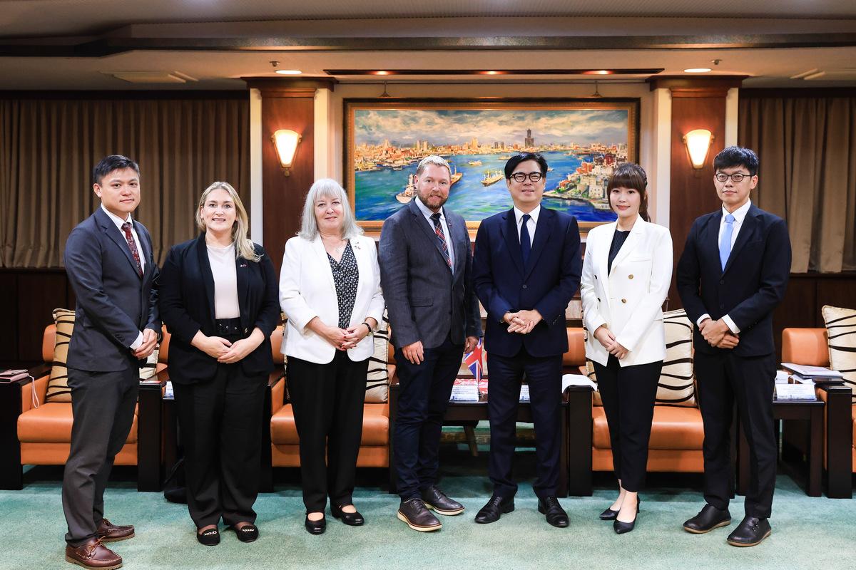 蘇格蘭議會訪團拜會陳其邁(右三)，雙方討論智慧城市、經貿科技等多元合作。 圖：高雄市行國處提供