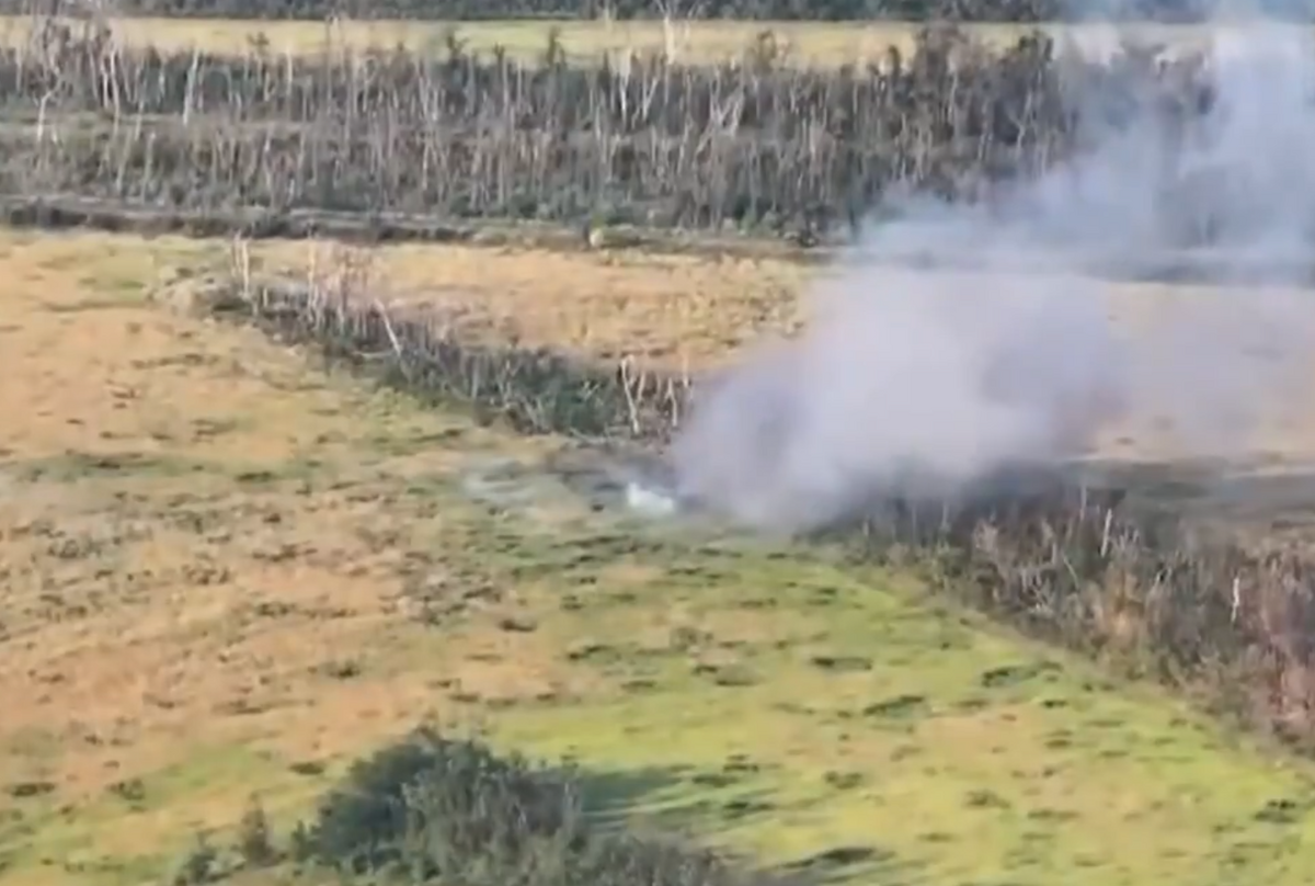 烏克蘭第 110 國土旅的 FPV 無人機操作員，在戰場某處破壞俄軍 BTR-82 戰車。 圖：翻攝自 NOELREPORTS X 帳號